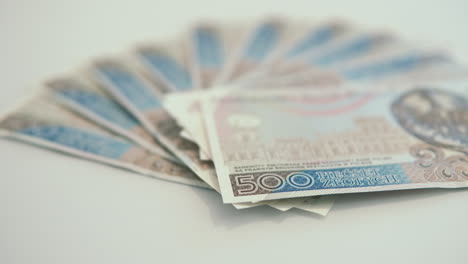Pfanne:-Geldstapel-In-Einem-Fächer-Angeordnet,-500-Polnisches-Geld