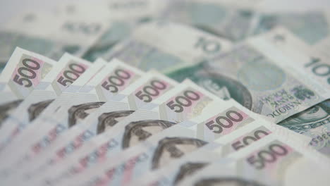 Viele-500-Polnische-Geldscheine-Liegen-Auf-Geldscheinen