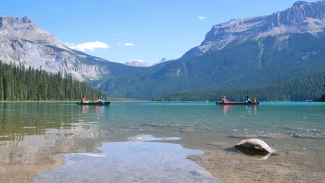 Vista-Del-Lago-Azul-Claro-De-Verano---Lago-Esmeralda-Con-Gente-Mientras-Canoa-En-El-Lago-Y-Hermosa-Cordillera-Con-Cielo-Azul-Claro-En-Vacaciones-De-Verano-En-El-Parque-Nacional-Yoho-banff,-Alberta,-Canadá