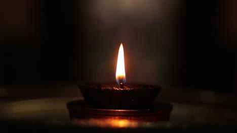 Konzept-Des-Lichts-In-Der-Dunkelheit,-Das-Mit-Diwali-Terrakotta-Diya-Oder-Helllampe-Im-Dunklen-Raum-Zeigt