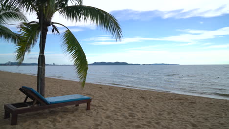 Silla-De-Playa,-Palmeras-Y-Playa-Tropical-En-Pattaya-En-Tailandia