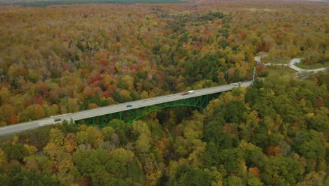 Empuje-Aéreo-Hacia-El-Puente-Verde-En-La-Península-Superior-De-Michigan