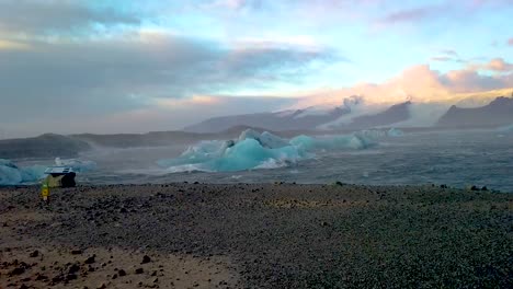 Un-Día-Tormentoso-En-La-Laguna-Glaciar-Jokulsarlon-En-Islandia