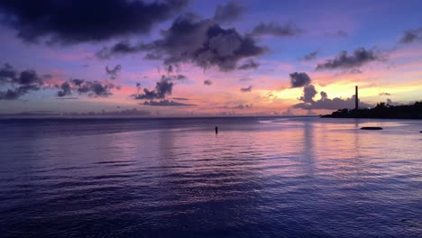 Atemberaubender-Violetter-Sonnenuntergang-Mit-Silhouette-Eines-Fischers-Mit-Blick-Auf-Das-Meer