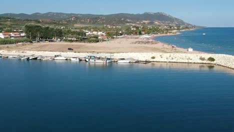 Luftdrohnenaufnahme-Eines-Wellenbrechers-An-Einem-Sonnigen-Tag-Mit-Blick-Auf-Das-Mittelmeer-In-Kavala-Griechenland