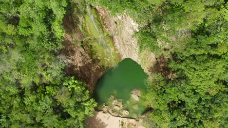 Nahaufnahme-Des-Wunderbaren-Tropischen-Wasserfalls-El-Limon-Mit-Viel-Moos-Und-Dampfendem-Wasser,-Wasserfall-In-Der-Dominikanischen-Republik-Der-Halbinsel-Samana