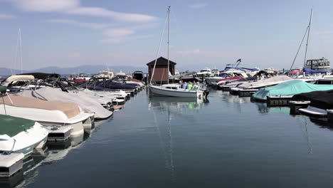 A-sailboat-backs-out-of-a-marina-on-Lake-Tahoe