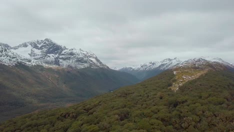Vista-Aérea-De-Las-Montañas-En-Nueva-Zelanda