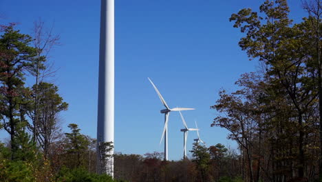 Windturbinen,-Die-An-Einem-Sonnigen,-Klaren-Herbsttag-In-Betrieb-Sind