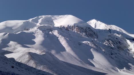 Vista-Panorámica-Del-Paso-De-Thorung-La-Cubierto-De-Nieve-Durante-Un-Día-Soleado-Montañas-Del-Himalaya-Nepal,-Paso-Famoso-A-Cinco-Mil-Metros