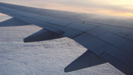 Flugzeugflug-über-Den-Wolken-Im-Abendlicht