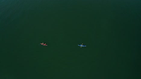Remando-En-La-Bahía-En-Competiciones-De-Kayak-En-Un-Día-Soleado