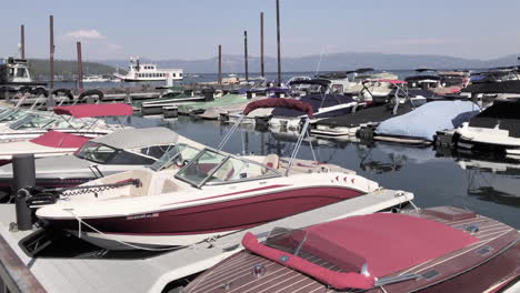 Boats-parked-in-a-marina-on-Lake-Tahoe