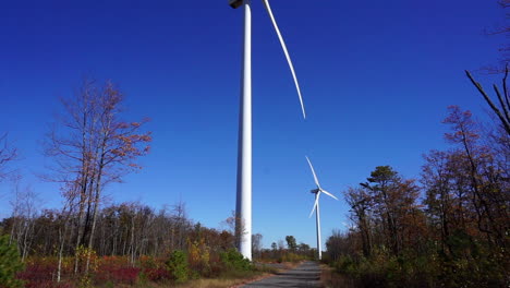 Windturbinen,-Die-An-Einem-Sonnigen,-Klaren-Herbsttag-In-Betrieb-Sind