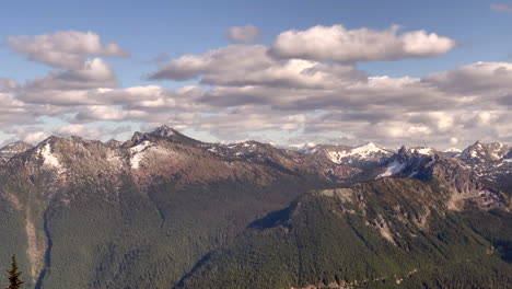 Lapso-De-Tiempo-De-Desarrollo-De-Nubes-Sobre-Los-Picos-Del-Parque-Nacional-Mt-Rainier