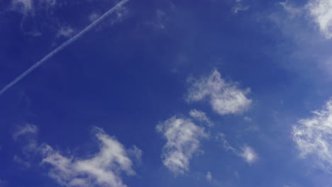 Cielo-Azul-Con-Nubes-Que-Se-Mueven-Rápidamente-Y-Algunos-Aviones