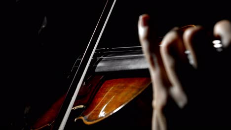Eine-Extreme-Nahaufnahme-Der-Hand-Eines-Musikers,-Der-Geige-Spielt