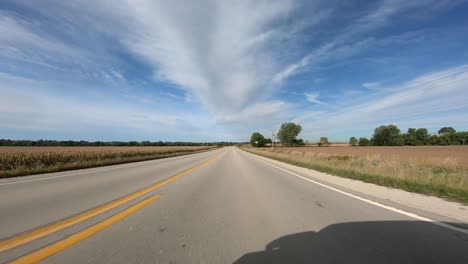 Point-of-View-Aufnahmen-Während-Der-Fahrt-Auf-Einer-Asphaltierten-Straße-Im-Ländlichen-Iowa