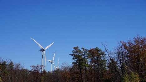 Wind-turbines-operating-on-a-sunny,-clear-autumn-day