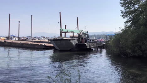 Ein-Gebrauchsboot,-Das-In-Der-Nähe-Eines-Jachthafens-In-Lake-Tahoe-Geparkt-Ist