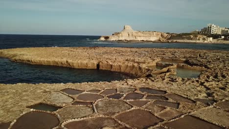 Luftaufnahme-Der-Salzpfannen-In-Xwejni-Bay,-Gozo,-Malta