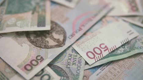 Schwenken:-Verstreutes-Polnisches-Geld,-500--Und-100-Zloty-Scheine-Liegen-Nebeneinander
