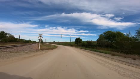 Punto-De-Vista-A-Través-De-La-Ventana-Del-Conductor-Mientras-Conduce-Por-Las-Zonas-Rurales-De-Iowa