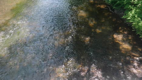 Wasser-Fließt-über-Steine-In-Wissahickon-Creek