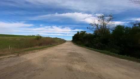 Punto-De-Vista-A-Través-De-La-Ventana-Del-Conductor-Mientras-Conduce-Por-Las-Zonas-Rurales-De-Iowa