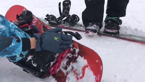 putting-foot-in-ski-board