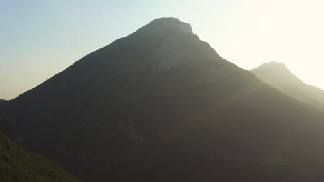 Sonnenuntergang-Aus-Der-Luft,-Der-Moniga-Del-Garda-Von-Hoch-über-Den-Bergen-Erblickt
