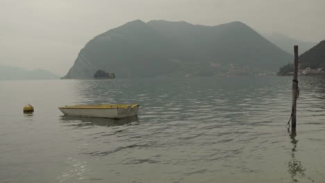 Barco-Sentado-En-Un-Lago-En-Italia