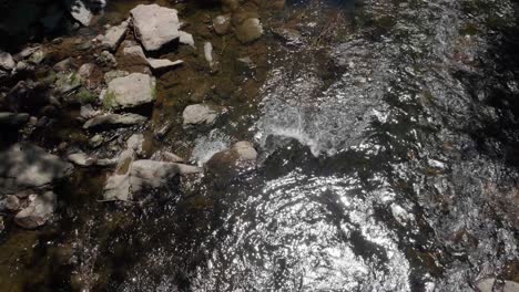 El-Agua-Fluye-Sobre-Piedras-En-Wissahickon-Creek