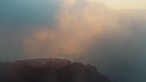 Luftschwenk-Durch-Die-Wolken-Mit-Blick-Auf-Den-Goldenen-Orangefarbenen-Sonnenuntergang-Am-Horizont