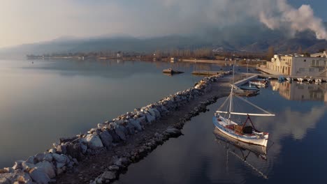 Fliegen-über-Fischerboot,-Neblige-Meeresküste-Zur-Goldenen-Stunde-Sonnenuntergang-über-Diesige-Wasseroberfläche-In-Lesbos,-Griechenland