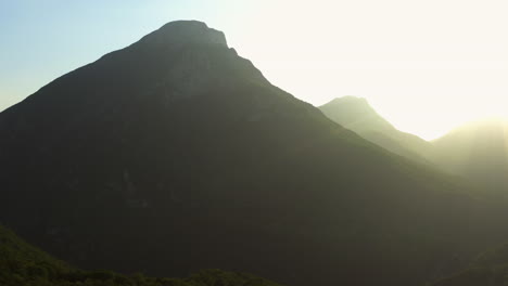 Sonnenuntergang-Aus-Der-Luft-Von-Hoch-über-Den-Bergen-Des-Lago-Di-Garda-Erschossen