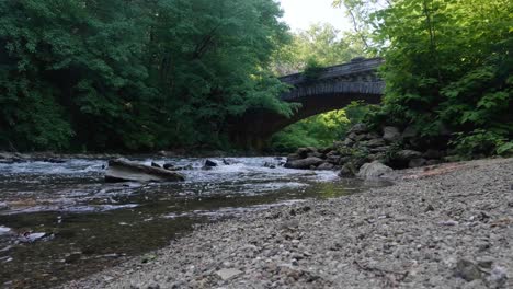 Wasser-Fließt-über-Steine-In-Der-Nähe-Der-Verbotenen-Antriebsbrücke-In-Wissahickon-Creek
