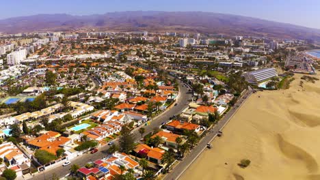 Las-Palmas-Gran-Canaria-Resorts-Am-Strand-Mit-Riesigen-Dünen,-Luftdrohne-Auf-Meer
