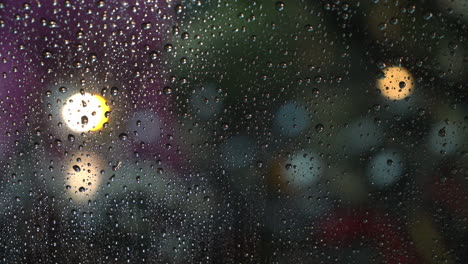 Regentropfen-Auf-Einem-Fenster-Mit-Bokeh-Licht