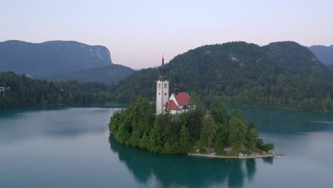 Lago-Sangrado-Amanecer-Eslovenia-Iglesia-Drone-Isla-Viaje-Eurpoe-Drone-Aéreo