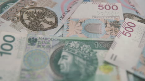 Panning:-several-500-PLN-banknotes-lie-next-to-each-other,-polish-money-on-rich-moment