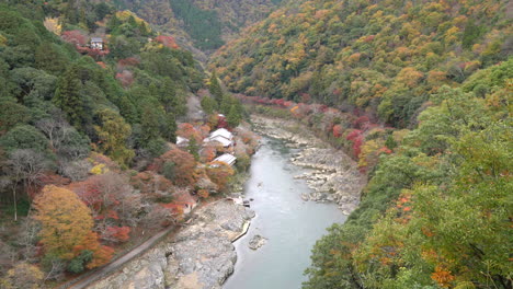 Aussichtspunkt-Auf-Den-Fluss-Und-Den-Wald-In-Der-Herbstsaison-In-Arashiyama