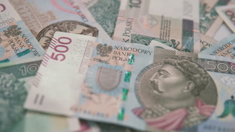 Schwenken:-100-Und-500-Polnisches-Geld-Liegen-Auf-Geldhintergrund