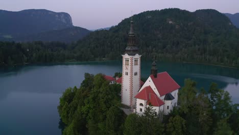 Bleder-See-Kirche-Antenne-Drohne-Europa-Flug-Reiseziel-Urlaub-Tourismus