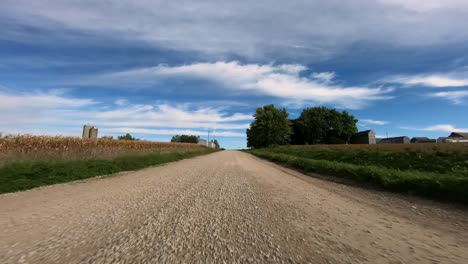 Imágenes-De-Punto-De-Vista-Mientras-Conduce-Por-Un-Camino-De-Grava-En-La-Zona-Rural-De-Iowa