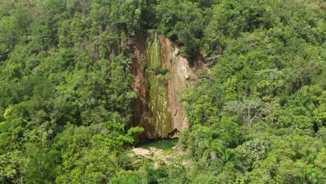 Nahaufnahme-Des-Wunderbaren-Tropischen-Wasserfalls-El-Limon-Mit-Viel-Moos-Und-Dampfendem-Wasser,-Wasserfall-In-Der-Dominikanischen-Republik-Der-Halbinsel-Samana