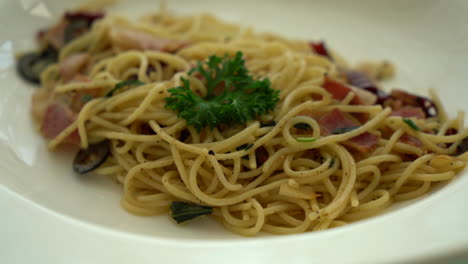 stir-fried-spaghetti-with-bacon-and-garlic