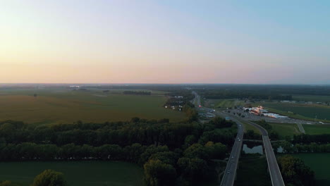 Luftaufnahme-Von-Us-Highway-Mit-Indiana-Rolling-Fields-Im-Hintergrund