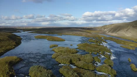 El-Agua-Fresca-Y-Natural-Abunda-En-Islandia,-Se-Puede-Beber-Directamente-Del-Río