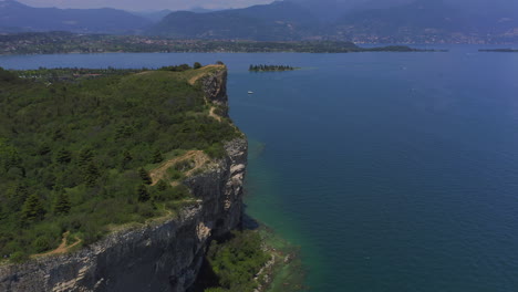 Luftaufnahme,-Die-Sich-An-Einem-Sonnigen-Tag-Den-Klippen-Von-Manerba-Am-Lago-Di-Garda-Nähert